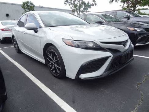 Used 2023 Toyota Camry SE FWD image 3