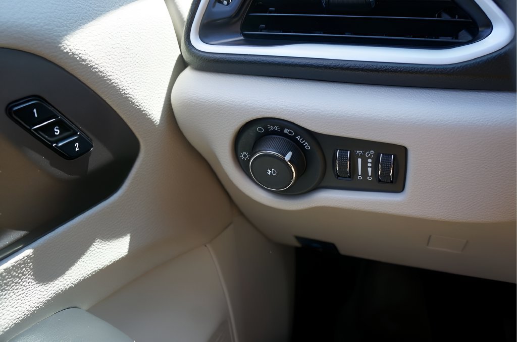 Used 2024 Chrysler Pacifica Touring-L FWD image 24