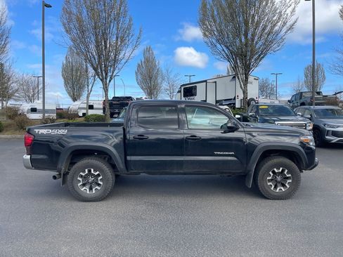 Used 2018 Toyota Tacoma TRD Off-Road AWD/4WD image 35