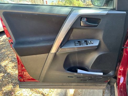 Used 2018 Toyota RAV4 LE w/ Carpet Mat Package AWD/4WD image 19