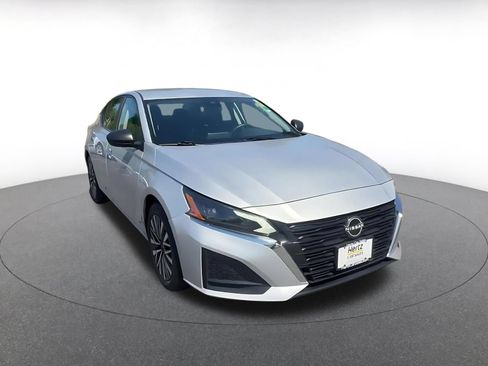 Used 2024 Nissan Altima 2.5 SV FWD image 3