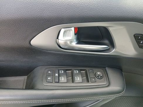 Used 2025 Chrysler Pacifica Select image 11