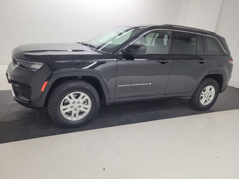 Used 2023 Jeep Grand Cherokee Laredo w/ Luxury Tech Group I AWD/4WD image 2