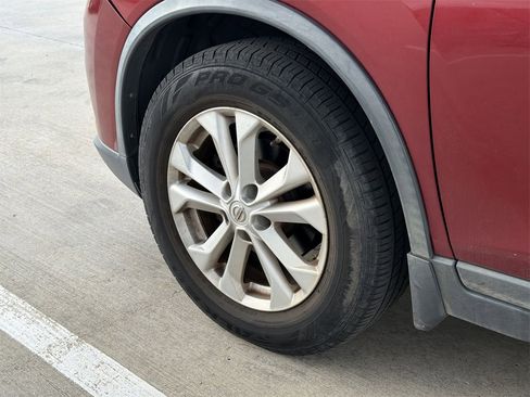 Used 2015 Nissan Rogue SV image 4