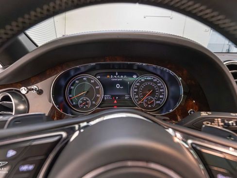 Used 2017 Bentley Bentayga AWD/4WD image 49