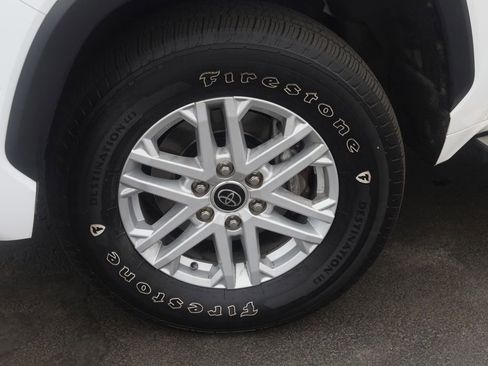 Used 2022 Toyota Tundra SR5 w/ SR5 Convenience Package AWD/4WD image 24