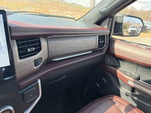 Used 2024 Ford Expedition Limited image 27