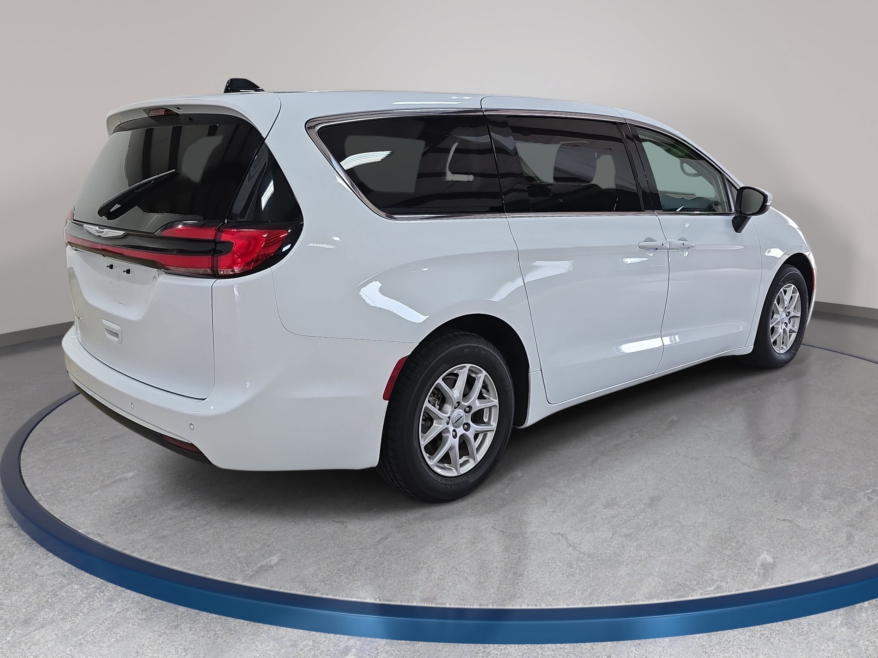 Used 2023 Chrysler Pacifica Touring-L FWD image 6