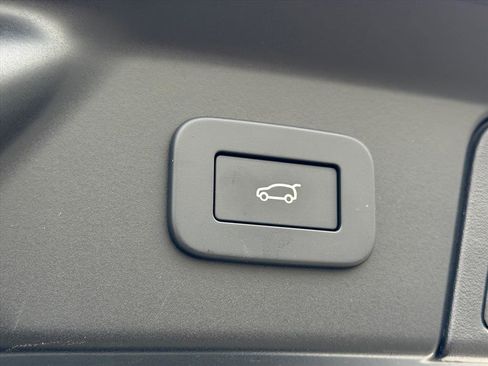 Used 2025 Land Rover Range Rover Velar Dynamic SE image 19