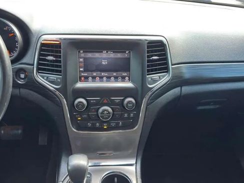 Used 2019 Jeep Grand Cherokee Laredo AWD/4WD image 13