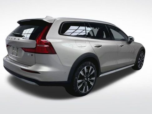 New 2026 Volvo V60 B5 Cross Country Ultra w/ Protection Package Premier image 22