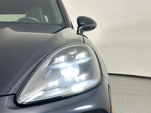 Certified 2022 Porsche Cayenne Turbo image 15
