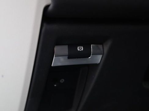 Used 2021 Land Rover Defender 110 image 11