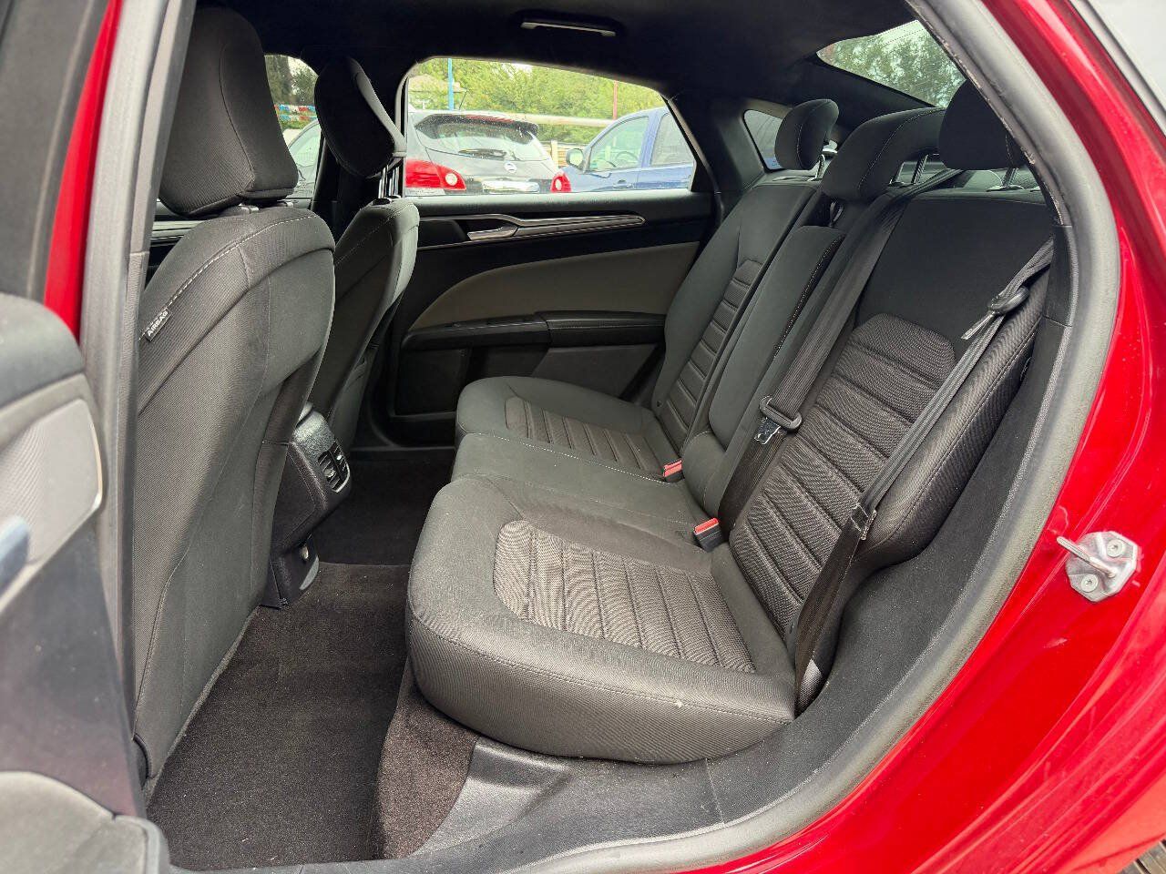 Used 2020 Ford Fusion SE FWD image 12