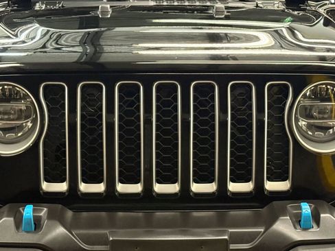Used 2022 Jeep Wrangler Unlimited Sahara w/ Cold Weather Group AWD/4WD image 5