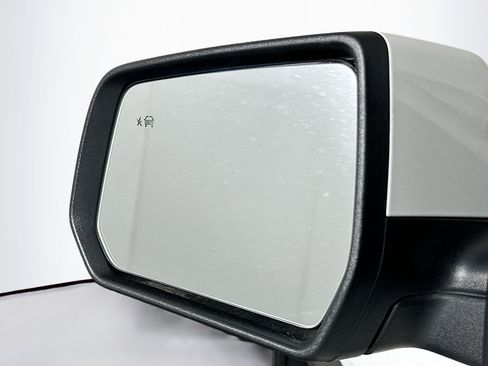 Used 2023 GMC Acadia SLT image 16