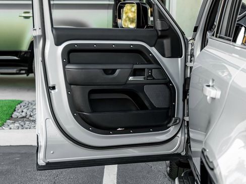 Used 2023 Land Rover Defender 110 X image 12