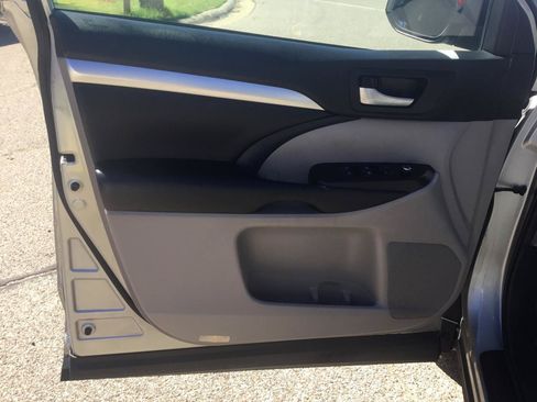 Used 2019 Toyota Highlander XLE AWD/4WD image 14