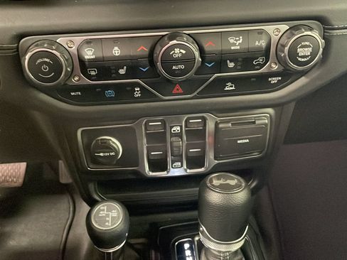 Used 2025 Jeep Wrangler Unlimited Sahara AWD/4WD image 17