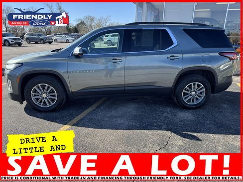 Used 2022 Chevrolet Traverse LT image 2