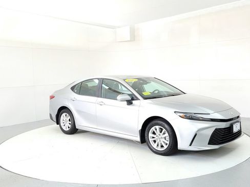 Used 2025 Toyota Camry LE AWD/4WD image 7