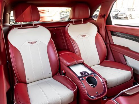 Used 2023 Bentley Bentayga Extended Wheelbase AWD/4WD image 35