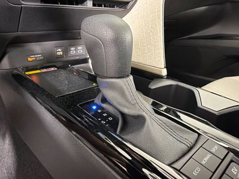 Used 2025 Toyota Camry XLE FWD image 32