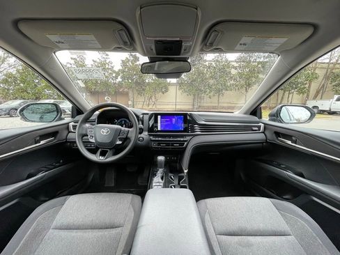 Used 2025 Toyota Camry SE image 28