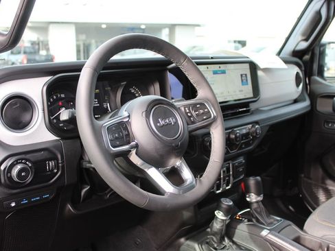 Used 2025 Jeep Wrangler Unlimited Sahara image 11