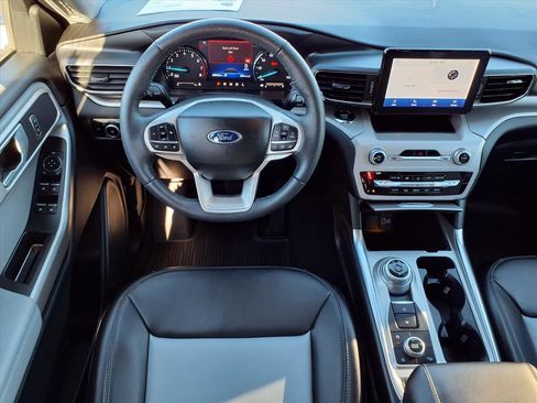 Used 2023 Ford Explorer XLT w/ Equipment Group 202A image 6