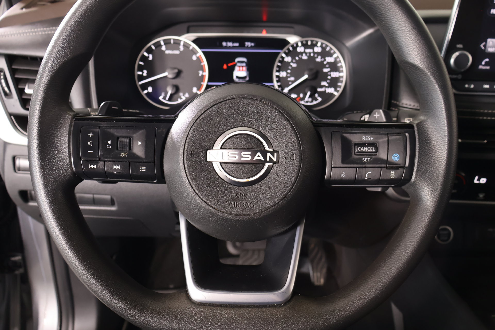 Used 2023 Nissan Rogue SV FWD image 3