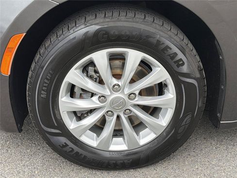 Used 2018 Chrysler Pacifica Touring-L Plus FWD image 36