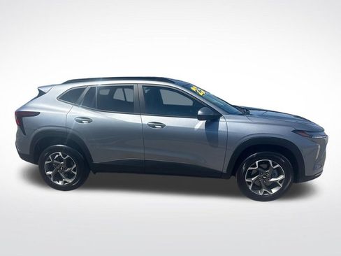 Used 2025 Chevrolet Trax LT w/ LT Convenience Package FWD image 9