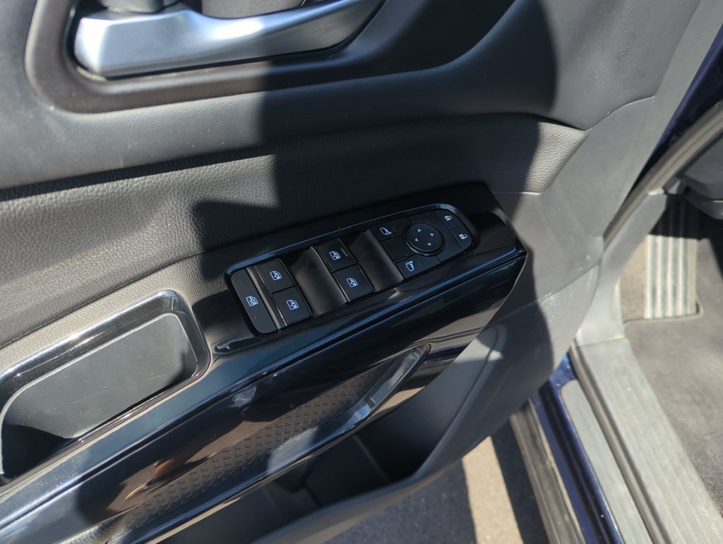 Used 2022 Nissan Pathfinder SV AWD/4WD image 19