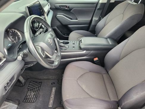 Used 2023 Toyota Highlander LE FWD image 9