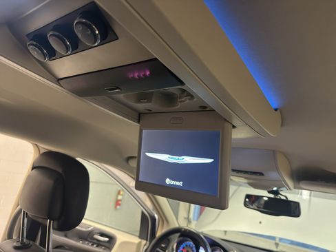 Used 2015 Chrysler Town & Country Touring-L w/ Driver Convenience Group image 24