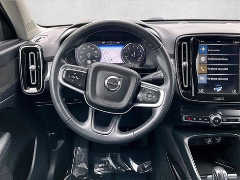 Used 2021 Volvo XC40 T4 Momentum w/ Premium Package image 7