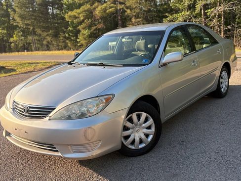 Used 2006 Toyota Camry XLE FWD image 2