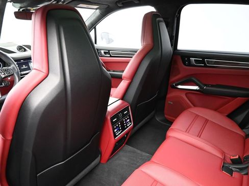 Used 2022 Porsche Cayenne Turbo S image 11