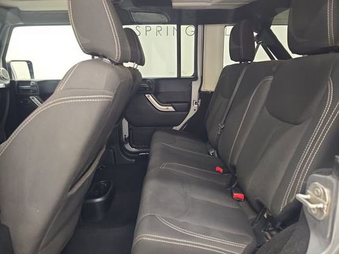 Used 2018 Jeep Wrangler Unlimited Sahara w/ Connectivity Group AWD/4WD image 17