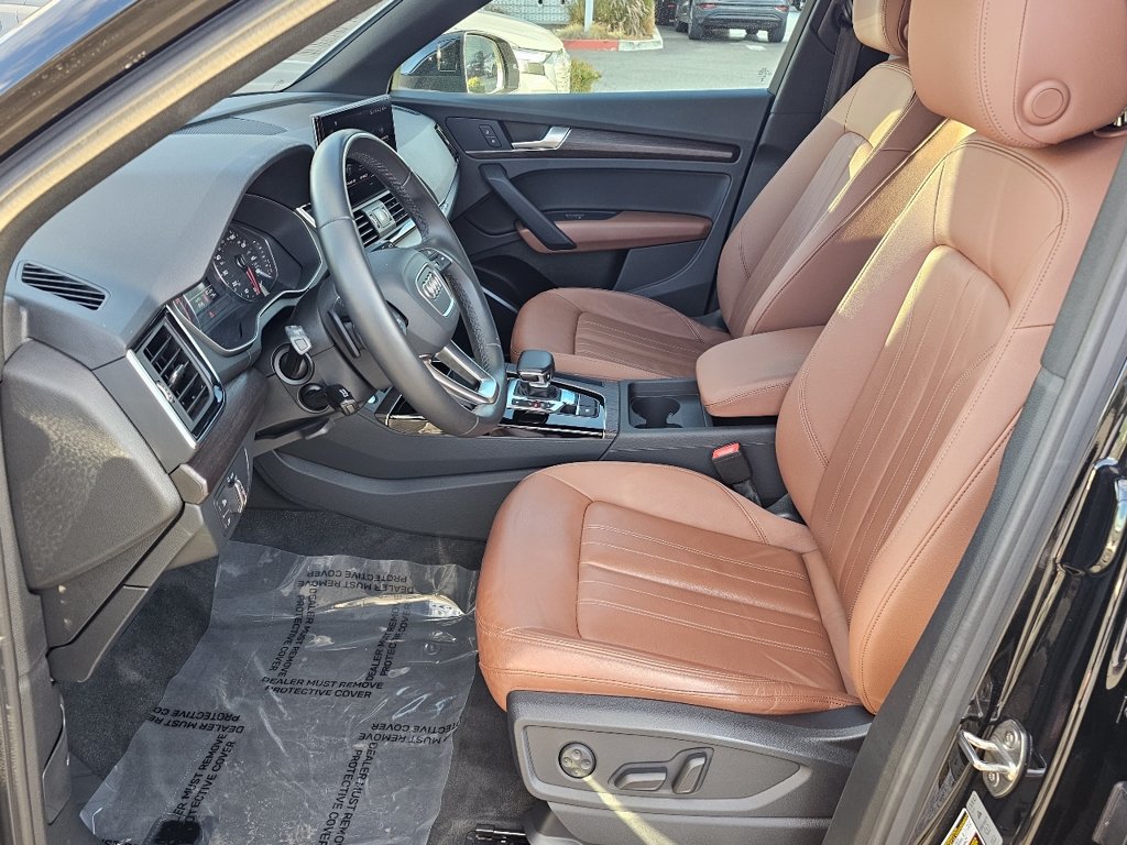 Used 2023 Audi Q5 2.0T Premium w/ Convenience Package AWD/4WD image 2