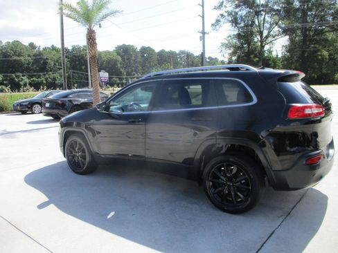 Used 2017 Jeep Cherokee Limited w/ Luxury Group FWD image 10