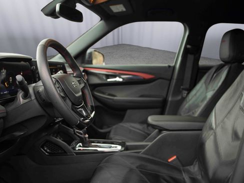 Used 2025 Chevrolet TrailBlazer RS w/ Convenience Package image 2