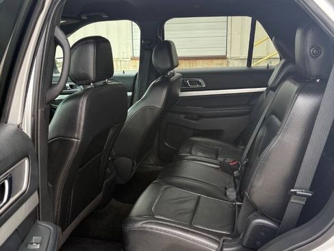 Used 2017 Ford Explorer XLT w/ Equipment Group 202A FWD image 9