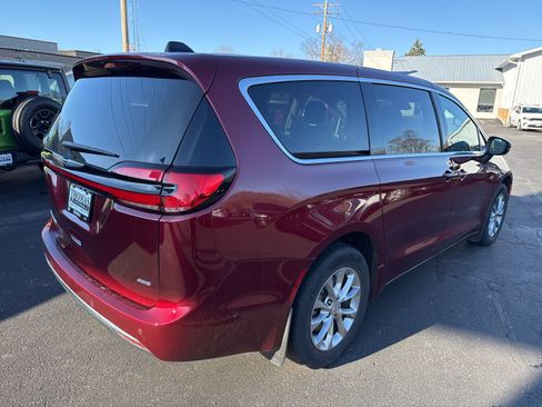 Used 2023 Chrysler Pacifica Touring-L image 7