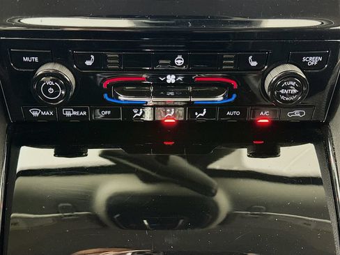 Used 2022 Jeep Grand Cherokee L Laredo w/ Luxury Tech Group I AWD/4WD image 15