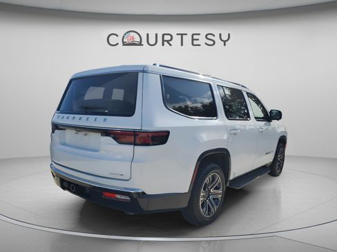 Used 2024 Jeep Wagoneer Series II w/ Flexible Seating Group RWD image 3