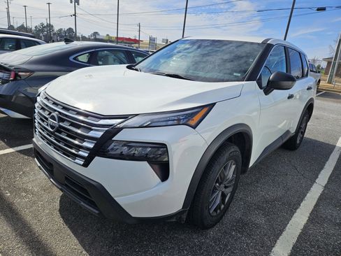 Used 2024 Nissan Rogue S image 3