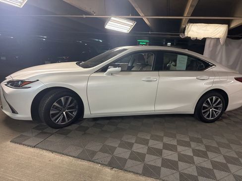 Used 2021 Lexus ES 250 w/ Accessory Package 2 AWD/4WD image 4