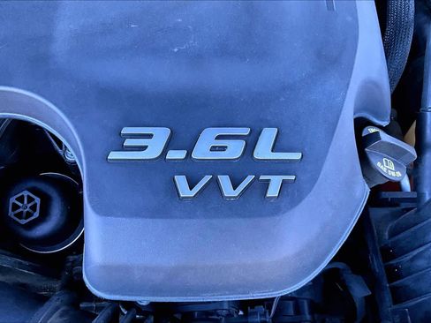 Used 2017 Chrysler 300 C image 31